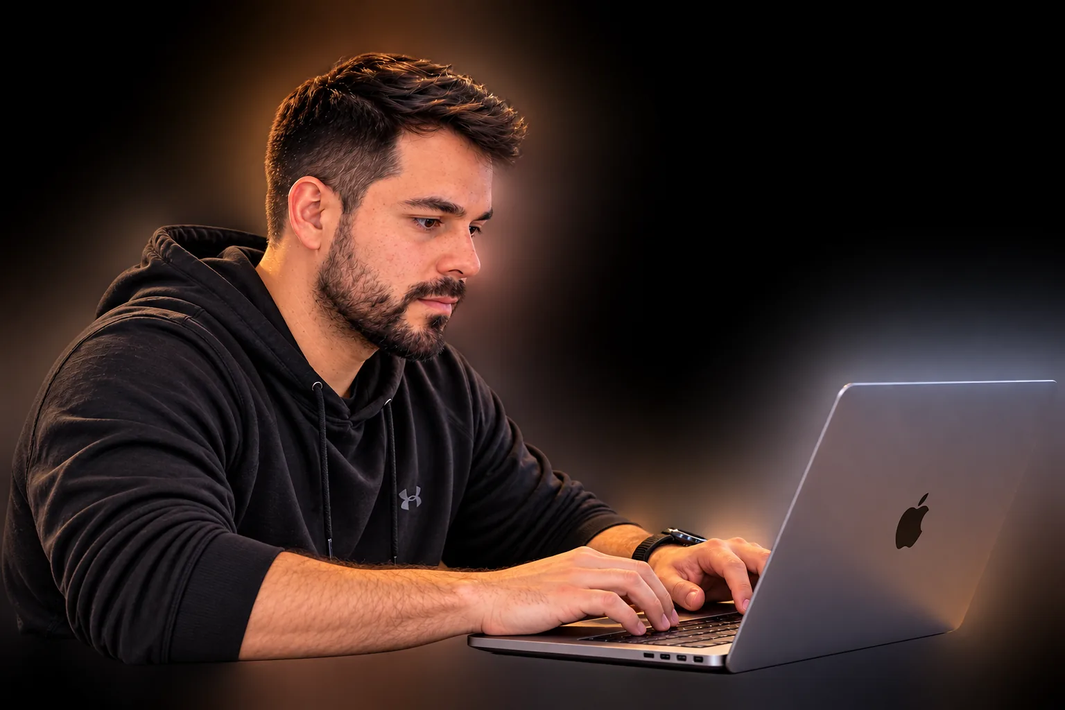 Mauricio Ardila trabajando en su portátil